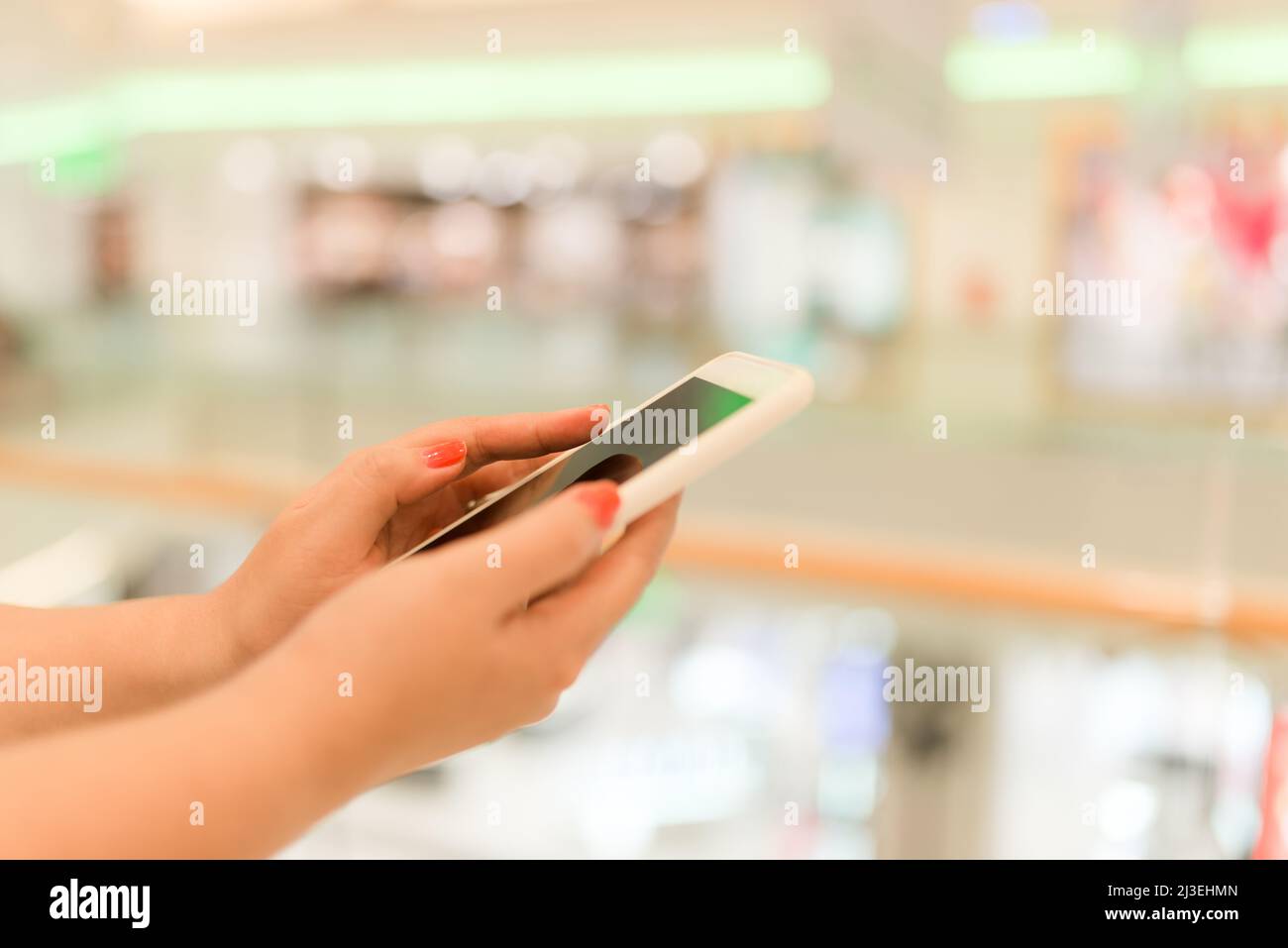 Utilizza lo smartphone mobile e scatta una foto in vista di un negozio di abbigliamento, concetto di shopping online Foto Stock