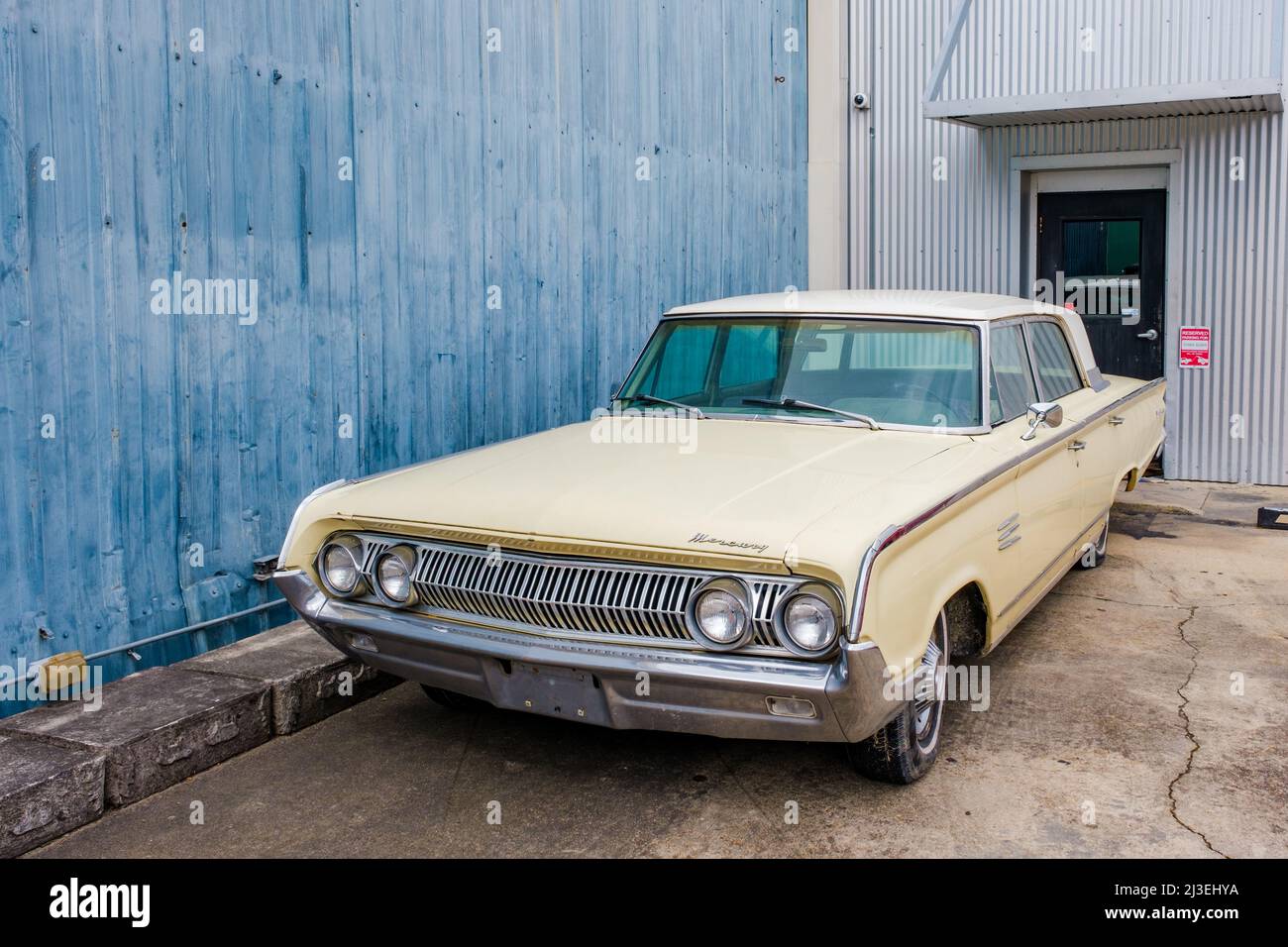 New Orleans, LA, USA - 5 APRILE 2022: Vista frontale di 1964 Mercury Monterey Foto Stock