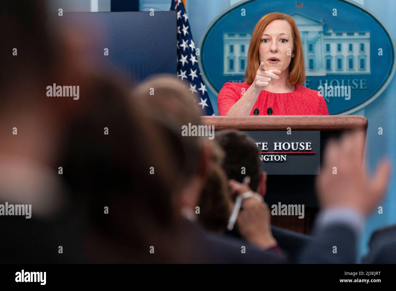 Il segretario alla stampa della Casa Bianca Jen Psaki parla ai media durante un briefing alla Casa Bianca di Washington, DC, USA, il 7 aprile 2022. Psaki ha parlato della conferma del giudice Nominee Kentanji Jackson Brown alla Corte Suprema e possibile esposizione alla malattia di coronavirus (COVID-19) dal presidente degli Stati Uniti Joe Biden Photo di Joshua Roberts/Pool/ABACAPRESS.COM Foto Stock