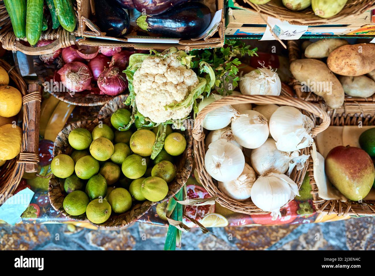 Ogni buongustai sogna. Colpo ad angolo alto di una collezione di prodotti freschi. Foto Stock