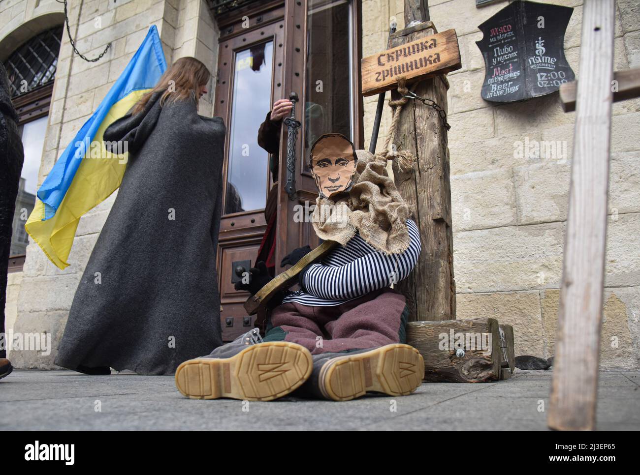 Lviv, Ucraina. 03rd Apr 2022. Un manichino di un prigioniero medievale con un ritratto del presidente russo Vladimir Putin visto all'ingresso del caffè Lviv. A causa dell'invasione militare russa dell'Ucraina, un manichino di un prigioniero medievale con il capo del potere occupante, il presidente Vladimir Putin, posto nella tortura medievale - 'il violino del peccatore' - è stato posto vicino a Lviv cafe Credit: SOPA Images Limited/Alamy Live News Foto Stock