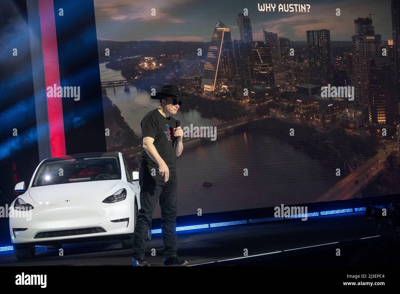 Austin Texas USA, aprile 7 2022: Il co-fondatore e CEO di Tesla Elon Musk si trova accanto a una berlina Tesla e si rivolge a 15.000 ospiti invitati alla nuova Tesla Gigafactory Texas vicino Austin durante il suo grande evento privato di apertura. Lo stabilimento è il più grande stabilimento di produzione negli Stati Uniti e si accinterà a produrre più di 1.000 auto elettriche al giorno. Credit: Bob Daemmrich/Alamy Live News Foto Stock