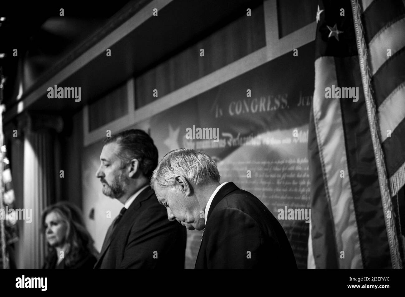 Senatore degli Stati Uniti Marsha Blackburn (repubblicano del Tennessee), a sinistra, senatore degli Stati Uniti Ted Cruz (repubblicano del Texas), al centro, e senatore degli Stati Uniti Lindsey Graham (repubblicano del South Carolina), a destra, ascolta mentre il senatore degli Stati Uniti Mike Lee (repubblicano dello Utah) Offre osservazioni della sua opposizione alla conferma in sospeso del giudice Ketanji Brown Jackson di essere un associato Giustizia della Corte Suprema degli Stati Uniti, prima del voto del Senato al Campidoglio degli Stati Uniti a Washington, DC, USA, Giovedi, Aprile 7, 2022. Foto di Rod Lammey/CNP/ABACAPRESS.COM Foto Stock