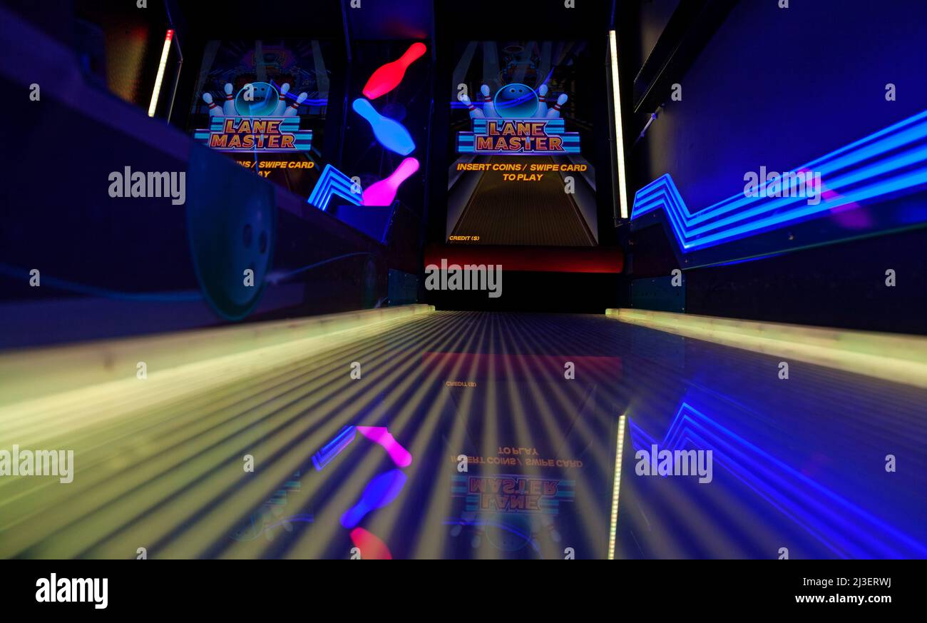 Umea, Norrland Svezia - 21 marzo 2022: gioco arcade con bowling nella sala giochi Foto Stock
