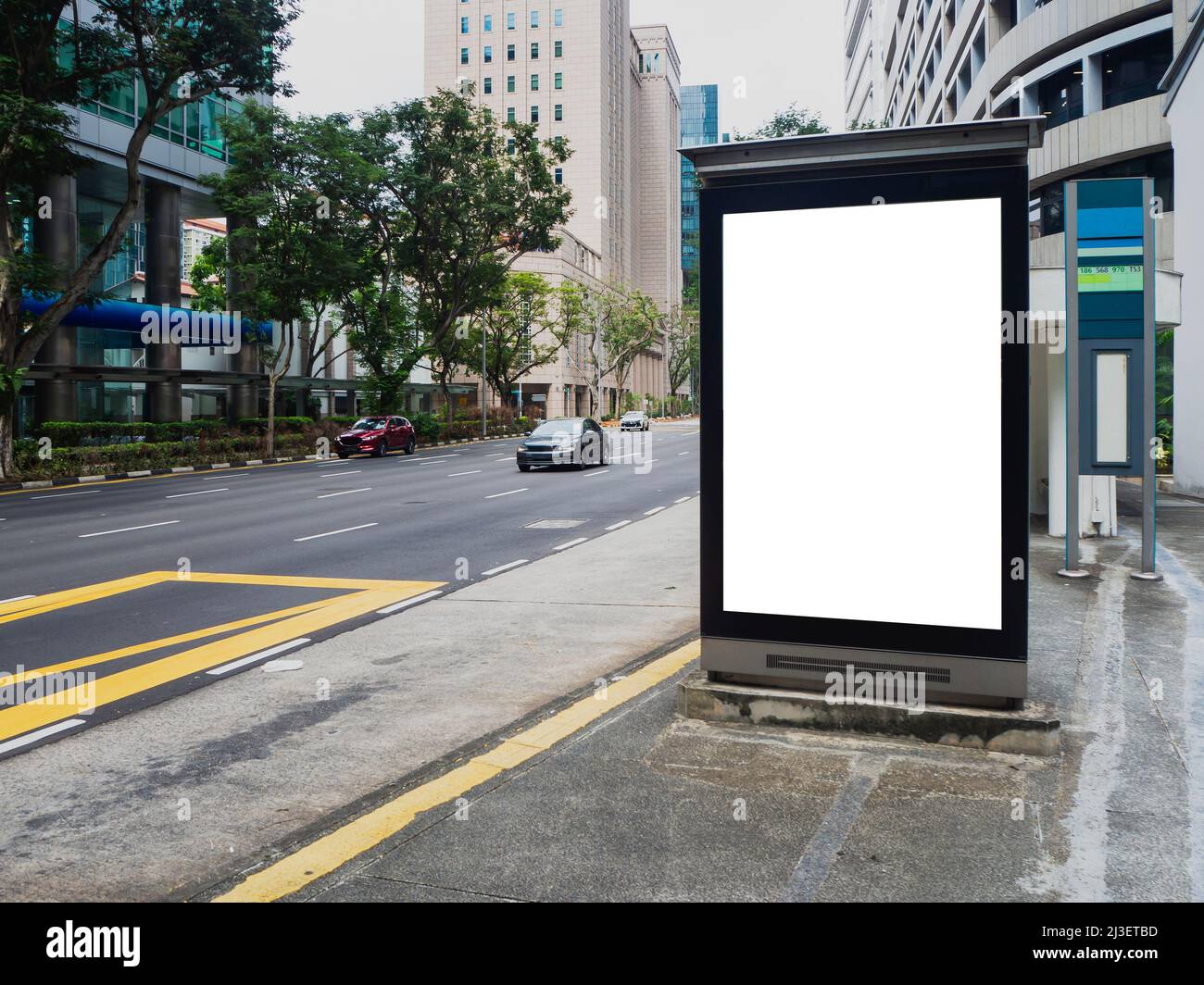 Cartellone verticale vuoto ad impazzire ad una fermata dell'autobus nel quartiere Centrale degli Affari di Singapore. Foto Stock