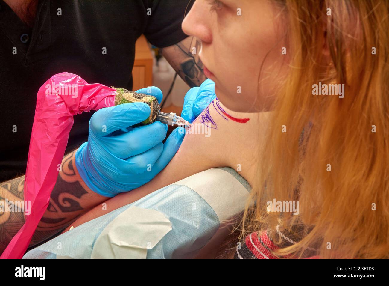 il processo di tatuaggio sul primo piano dell'avambraccio Foto Stock
