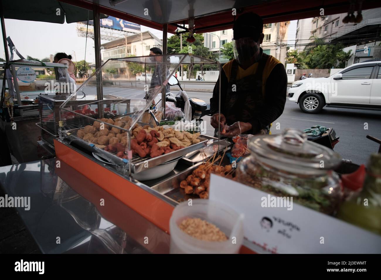 Street Food Vendor Asok Montri Road aka Soi Sukhumvit 21 Bangkok Thailandia Foto Stock