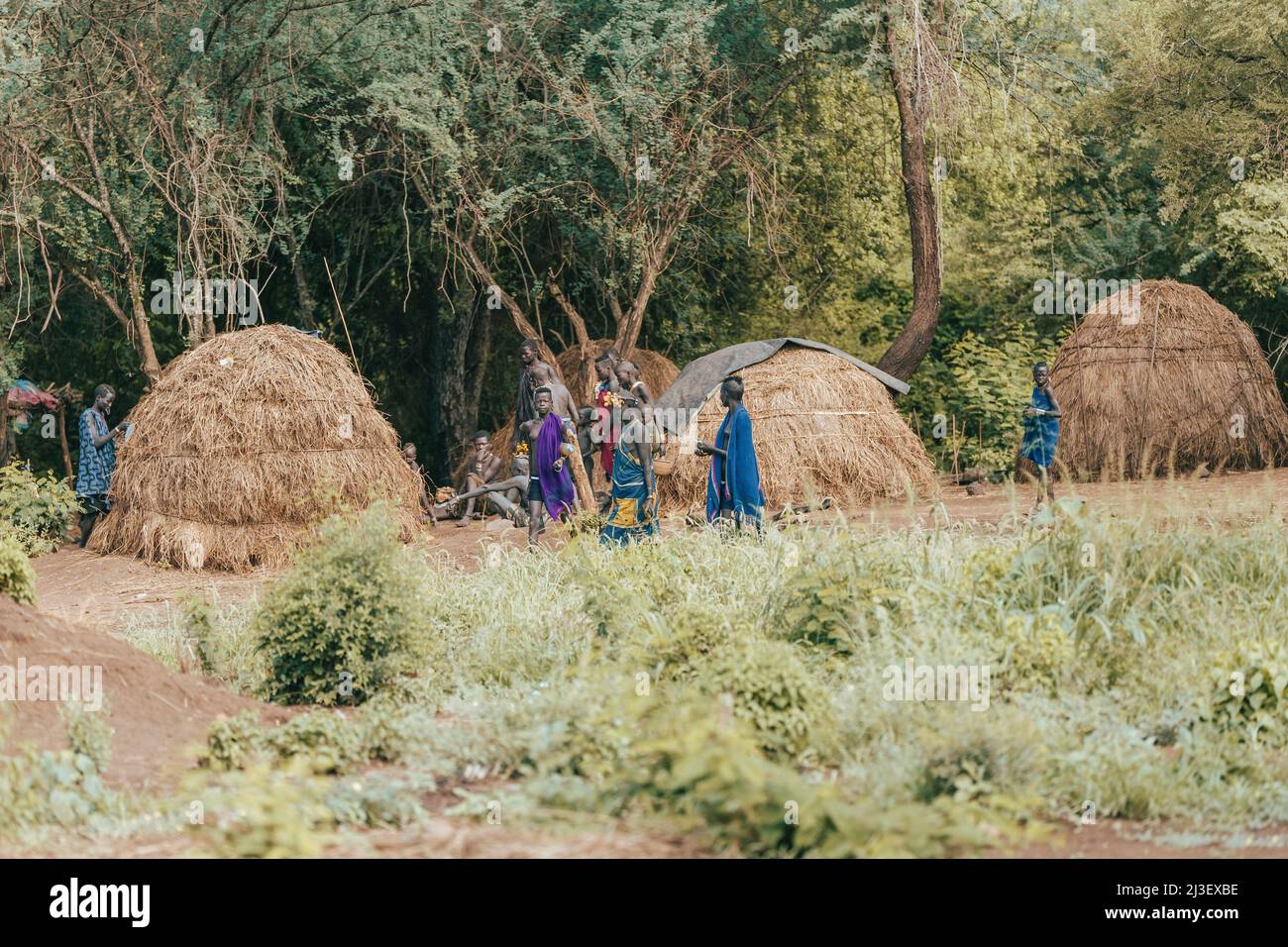 Valle di Omo, Etiopia - 6 maggio 2019: Villaggio autentico della tribù africana più selvaggia e pericolosa dei Mursi che vivono secondo le tradizioni originali Foto Stock