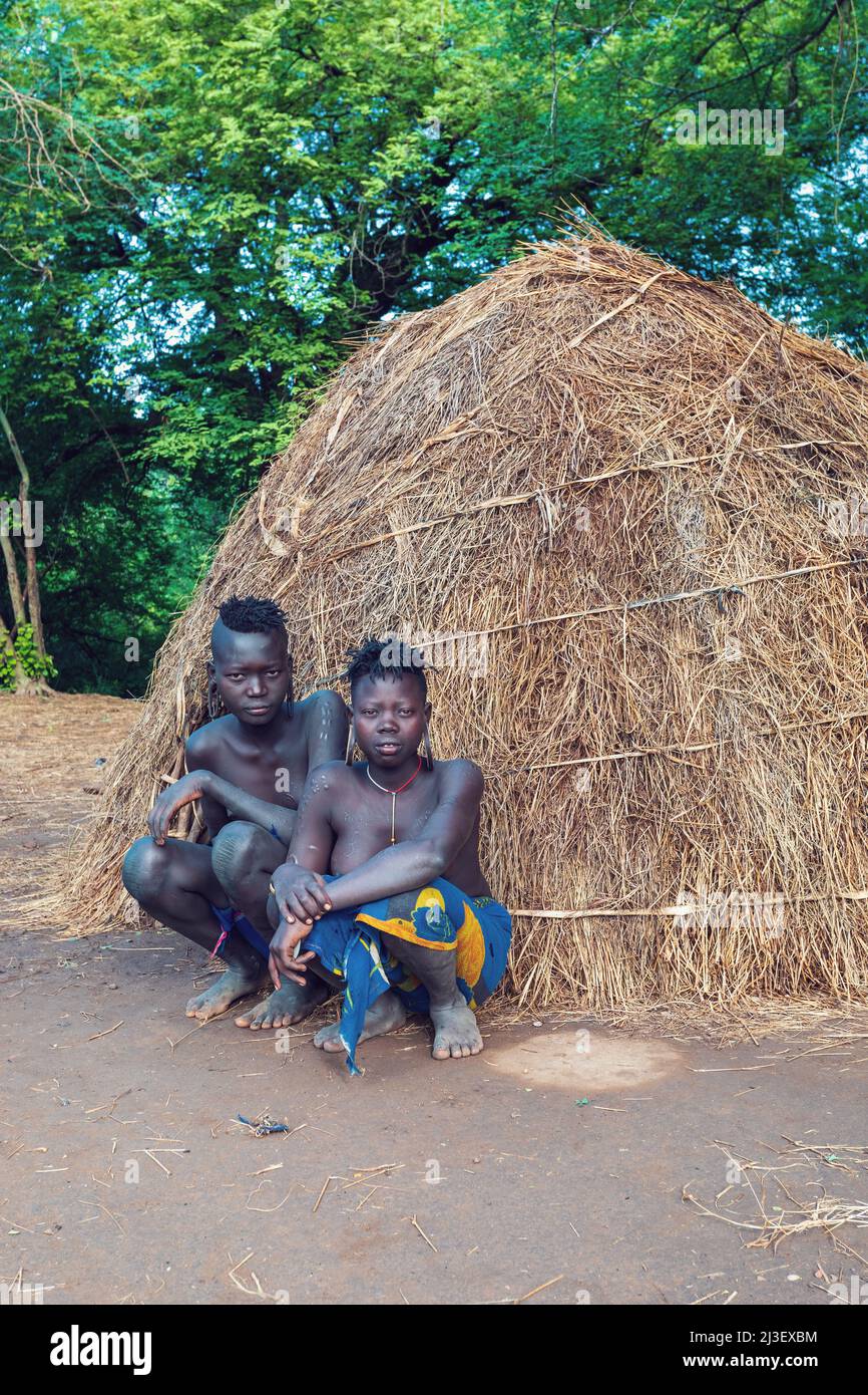 Valle di Omo, Etiopia - 6 maggio 2019: Giovani adolescenti di tribù africane più selvagge e pericolose di Mursi che vivono secondo la tradizione originale Foto Stock