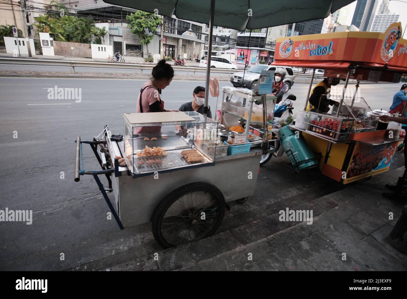 Street Food Vendor Asok Montri Road aka Soi Sukhumvit 21 Bangkok Thailandia Foto Stock