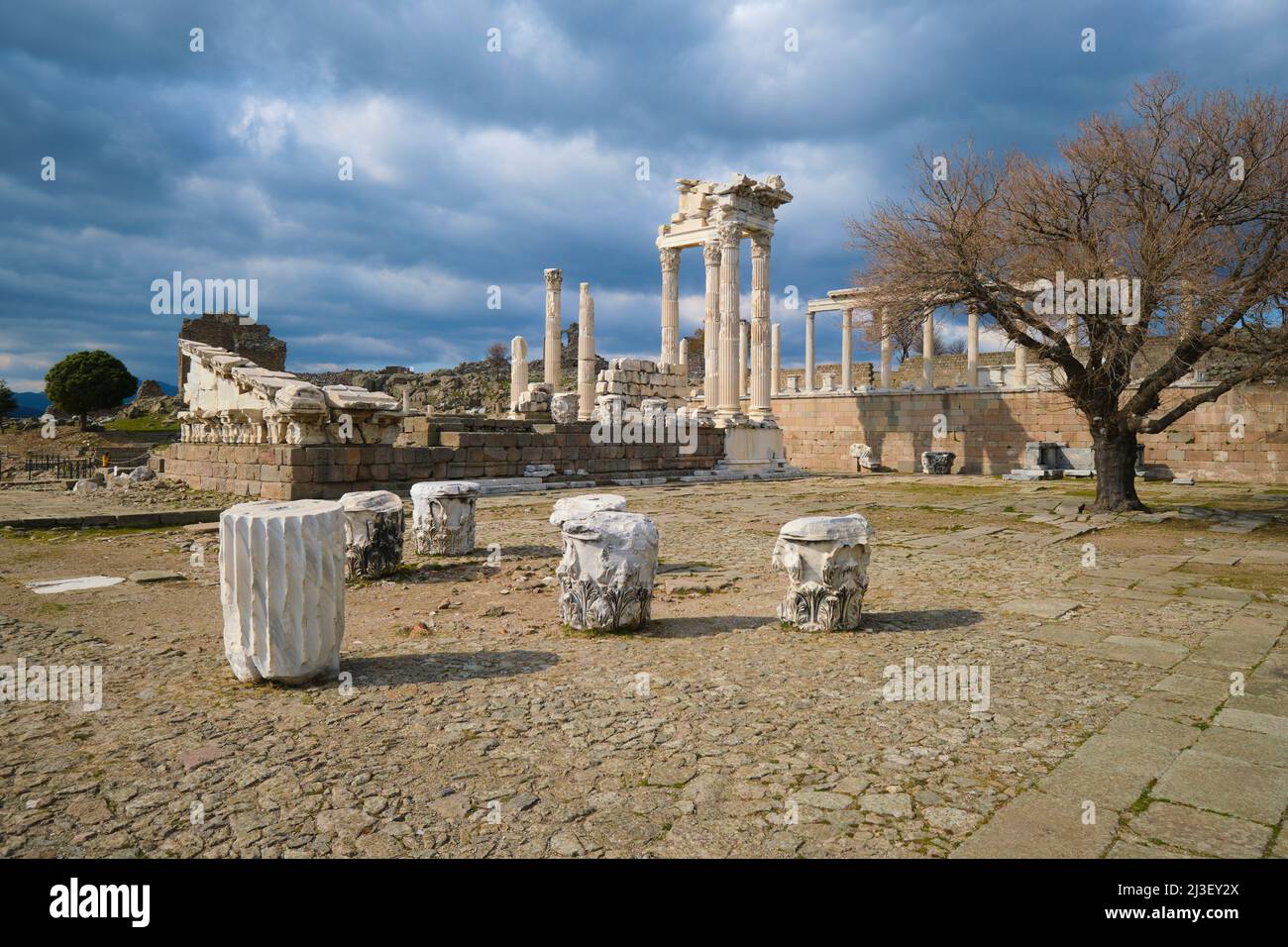 La colonna Corinzia cime di fronte al tempio Traiano. All'antica collina città tardo greca di Pergamon, vicino Bergama, Turchia. Foto Stock