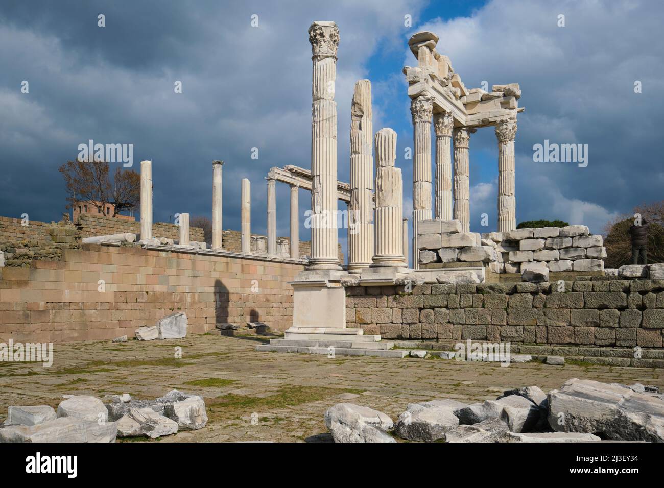 Le rovine e parziale ricostruzione del tempio di Traiano. All'antica collina città tardo greca di Pergamon, vicino Bergama, Turchia. Foto Stock