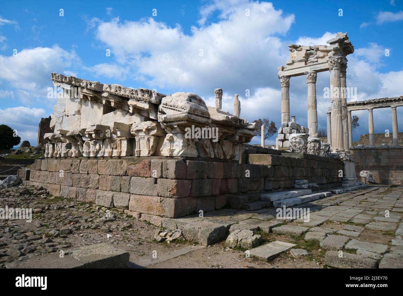 Parziale riassemblaggio del frontone dal tempio di Traiano. All'antica collina città tardo greca di Pergamon, vicino Bergama, Turchia. Foto Stock