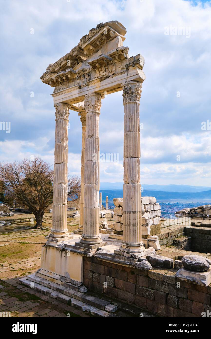 Un angolo riassemblato del tempio di Traiano. All'antica collina città tardo greca di Pergamon, vicino Bergama, Turchia. Foto Stock