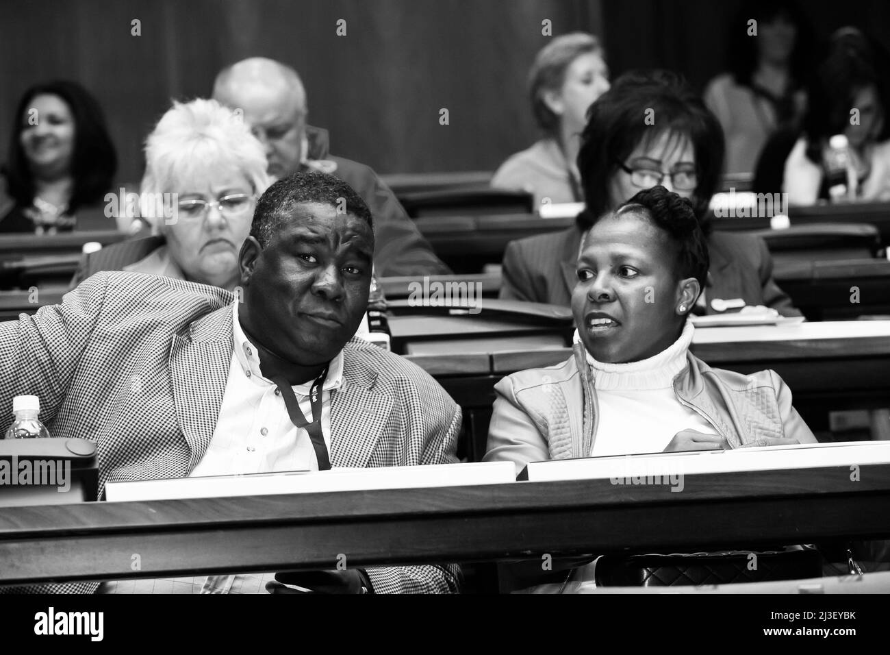Johannesburg, Sudafrica - 26 giugno 2015: Delegati che partecipano ad una riunione dell'AGM nella sala dell'auditorium Foto Stock