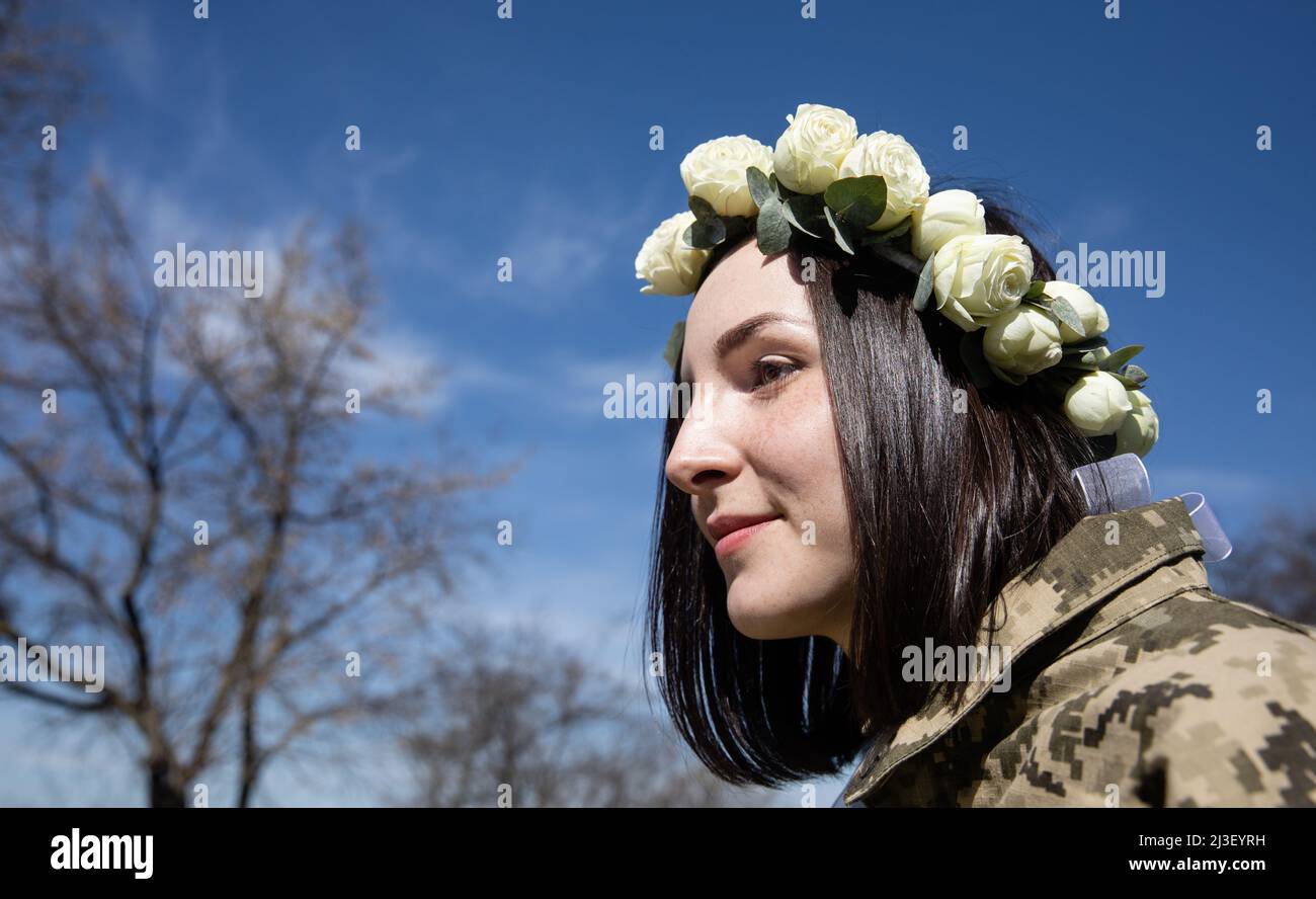 Kiev, Ucraina. 07th Apr 2022. Ritratto di una sposa in uniforme militare e con un bouquet di rose bianche. Membri della Difesa Territoriale di Kyiv, Anastasiia Mokhina, 24 anni, e Viacheslav Hohlyuk, 43 anni, Sposato oggi sotto le leggi della legge marziale a Kiev, Ucraina. (Foto di Mykhaylo Palinchak/SOPA Images/Sipa USA) Credit: Sipa USA/Alamy Live News Foto Stock