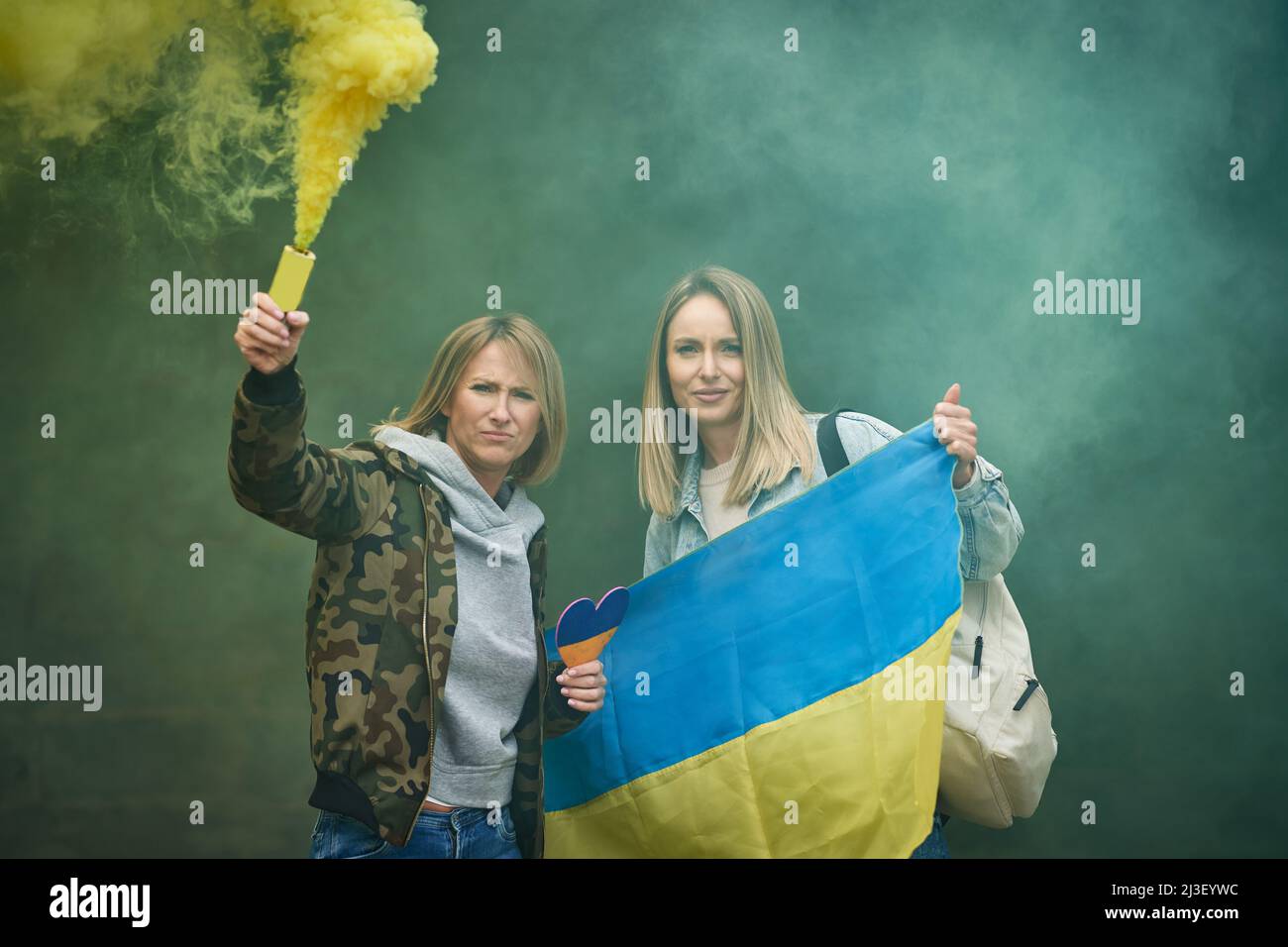 Due ragazze sostengono l’Ucraina senza segnali di guerra Foto Stock