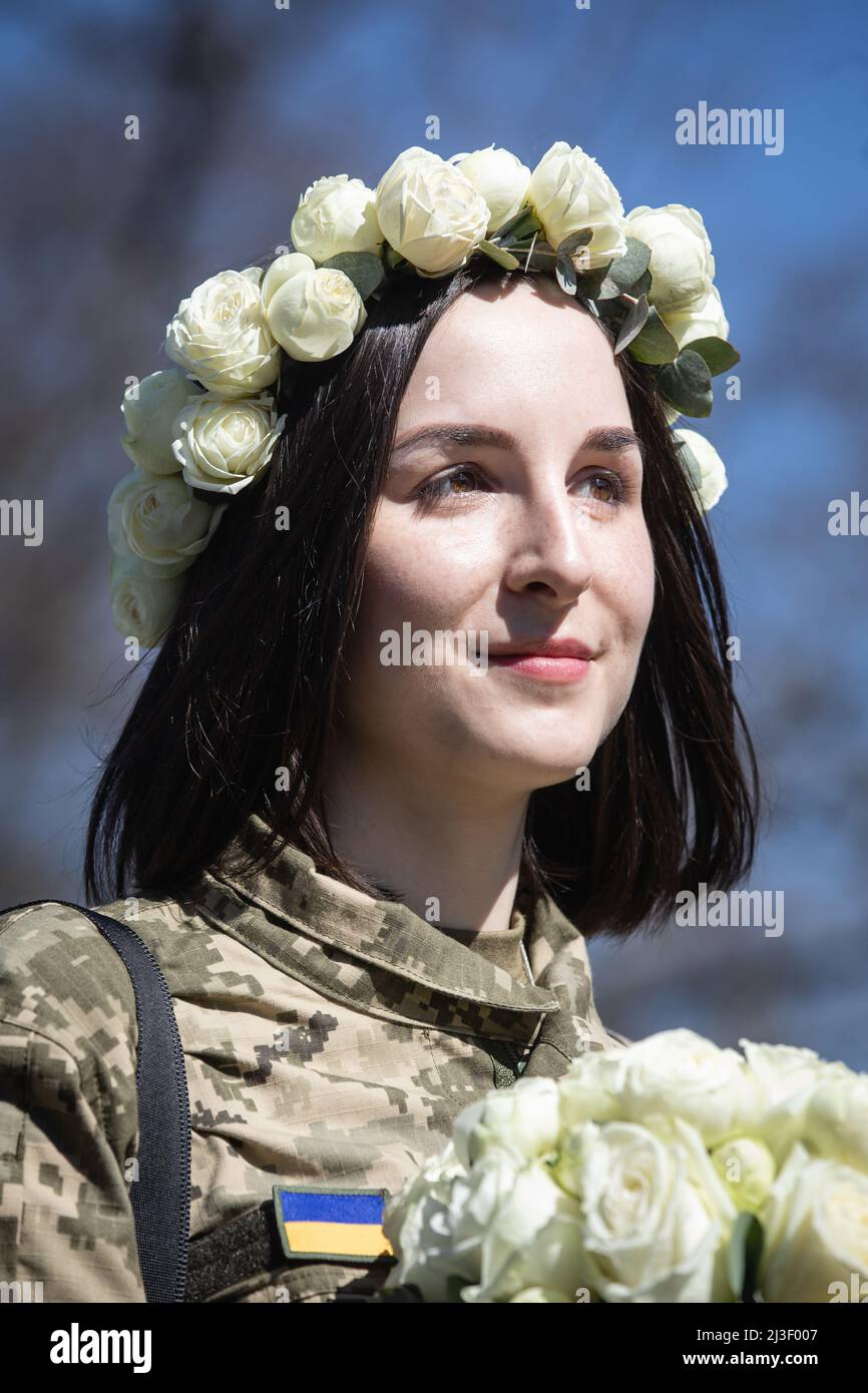 Kiev, Ucraina. 07th Apr 2022. Ritratto di una sposa in uniforme militare e con un bouquet di rose bianche. Membri della Difesa Territoriale di Kyiv, Anastasiia Mokhina, 24 anni, e Viacheslav Hohlyuk, 43 anni, Sposato oggi sotto le leggi della legge marziale a Kiev, Ucraina. Credit: SOPA Images Limited/Alamy Live News Foto Stock