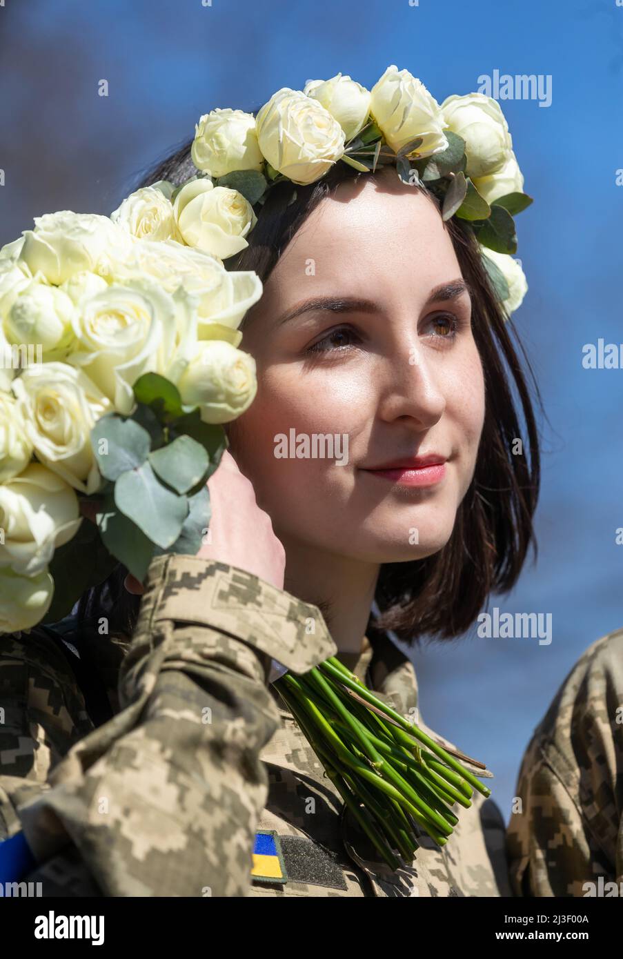 Kiev, Ucraina. 07th Apr 2022. Ritratto di una sposa in uniforme militare e con un bouquet di rose bianche. Membri della Difesa Territoriale di Kyiv, Anastasiia Mokhina, 24 anni, e Viacheslav Hohlyuk, 43 anni, Sposato oggi sotto le leggi della legge marziale a Kiev, Ucraina. Credit: SOPA Images Limited/Alamy Live News Foto Stock