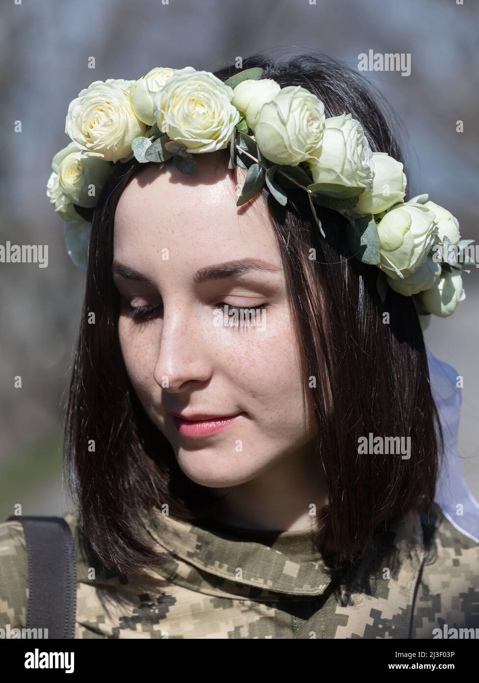 Kiev, Ucraina. 07th Apr 2022. Ritratto di una sposa in uniforme militare e con un bouquet di rose bianche. Membri della Difesa Territoriale di Kyiv, Anastasiia Mokhina, 24 anni, e Viacheslav Hohlyuk, 43 anni, Sposato oggi sotto le leggi della legge marziale a Kiev, Ucraina. (Foto di Mykhaylo Palinchak/SOPA Images/Sipa USA) Credit: Sipa USA/Alamy Live News Foto Stock