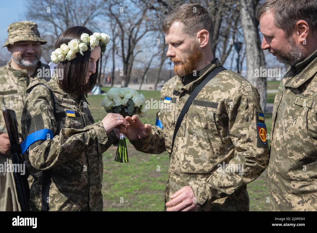 Kiev, Ucraina. 07th Apr 2022. La sposa mette l'anello di nozze allo sposo durante la cerimonia. Membri della Difesa Territoriale di Kyiv, Anastasiia Mokhina, 24 anni, e Viacheslav Hohlyuk, 43 anni, Sposato oggi sotto le leggi della legge marziale a Kiev, Ucraina. (Foto di Mykhaylo Palinchak/SOPA Images/Sipa USA) Credit: Sipa USA/Alamy Live News Foto Stock