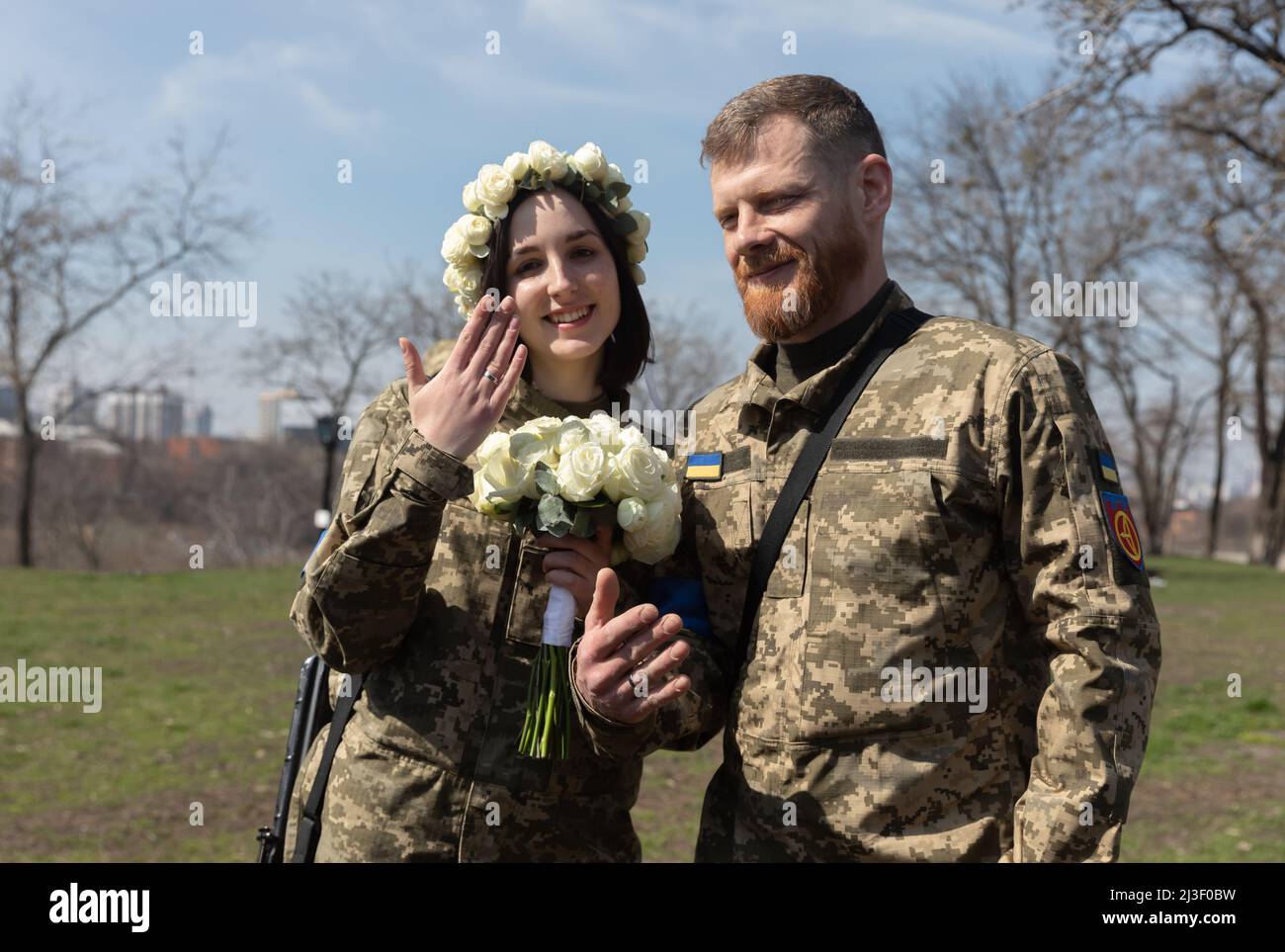 Kiev, Ucraina. 07th Apr 2022. I nuovi membri della Difesa Territoriale di Kyiv mostrano i loro anelli di nozze dopo i loro nuptials. Membri della Difesa Territoriale di Kyiv, Anastasiia Mokhina, 24 anni, e Viacheslav Hohlyuk, 43 anni, Sposato oggi sotto le leggi della legge marziale a Kiev, Ucraina. (Foto di Mykhaylo Palinchak/SOPA Images/Sipa USA) Credit: Sipa USA/Alamy Live News Foto Stock