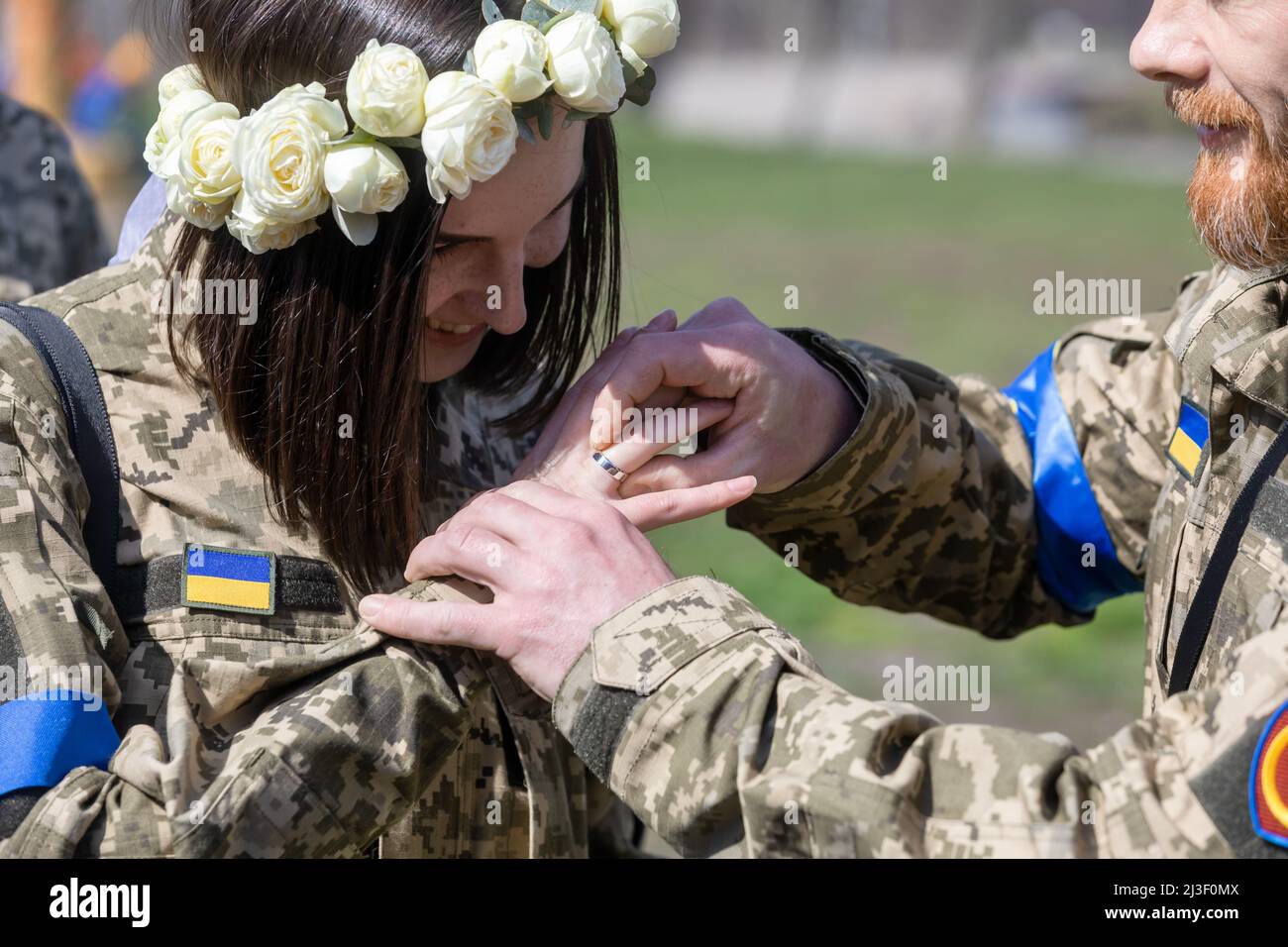 Kiev, Ucraina. 07th Apr 2022. Lo sposo mette l'anello di nozze alla sposa durante la cerimonia. Membri della Difesa Territoriale di Kyiv, Anastasiia Mokhina, 24 anni, e Viacheslav Hohlyuk, 43 anni, Sposato oggi sotto le leggi della legge marziale a Kiev, Ucraina. (Foto di Mykhaylo Palinchak/SOPA Images/Sipa USA) Credit: Sipa USA/Alamy Live News Foto Stock