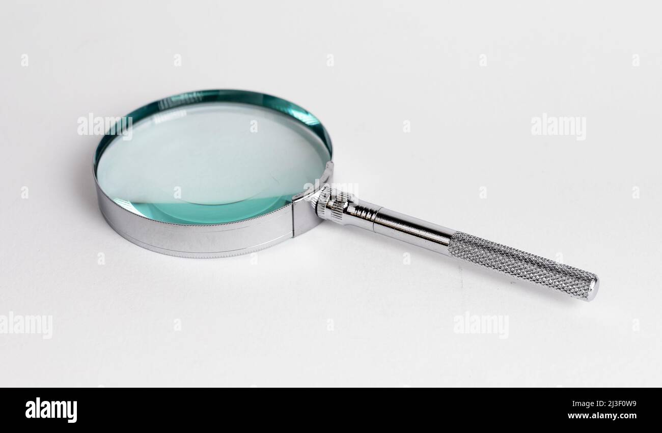 Lente d'ingrandimento, lupe. Analisi delle informazioni, verifica dei dati. Concetto di conduzione della ricerca. Foto di alta qualità Foto Stock