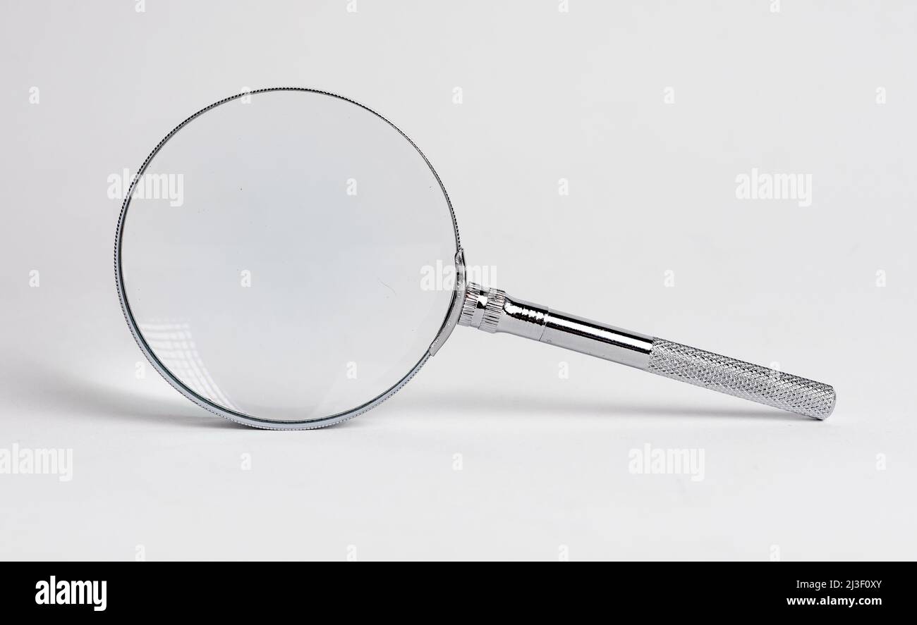 Lente di ingrandimento. Ricerca di informazioni, analisi dei dati. Concetto di istruzione. Studio approfondito di documenti, contratti, relazioni. Foto di alta qualità Foto Stock