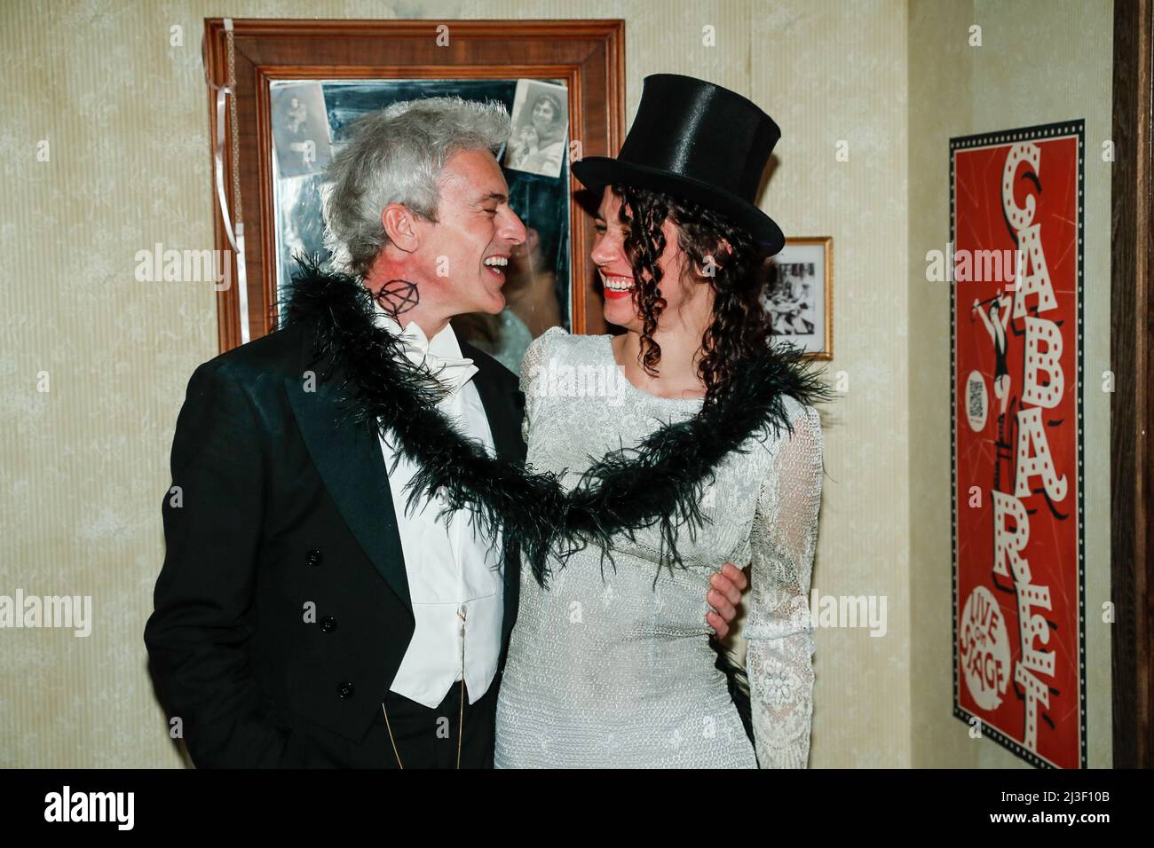 Berlino, Germania. 07th Apr 2022. Gedeon Burkhard e il compagno Sascha Veduta arrivano all'apertura della nuova area a tema "Golden 20s" di Madame Tussaud. Credit: Gerald Matzka/dpa/Alamy Live News Foto Stock