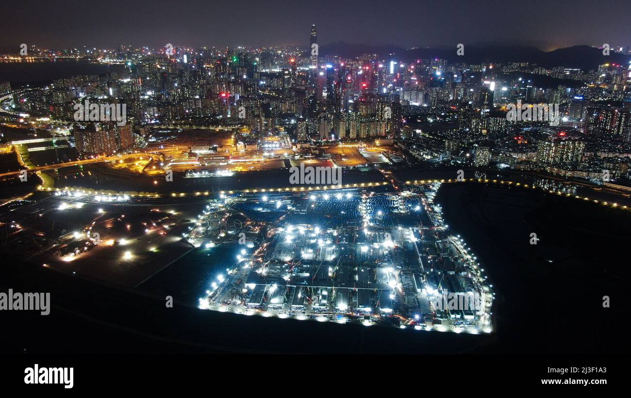 (220408) -- HONG KONG, 8 aprile 2022 (Xinhua) -- la foto aerea scattata il 17 marzo 2022 mostra un progetto di ospedale di emergenza aiutato dalle autorità centrali della Cina in costruzione durante la notte nella zona di Lok ma Chau Loop a Hong Kong, nel sud della Cina. Le strutture costruite nella prima fase della costruzione di un progetto di ospedale di emergenza, con l'aiuto delle autorità centrali cinesi, sono state consegnate giovedì ai dipartimenti competenti della Regione amministrativa Speciale di Hong Kong. Le strutture complete sono composte da 500 letti a pressione negativa, tra cui 32 unità di terapia intensiva e due sale operatrici. T Foto Stock