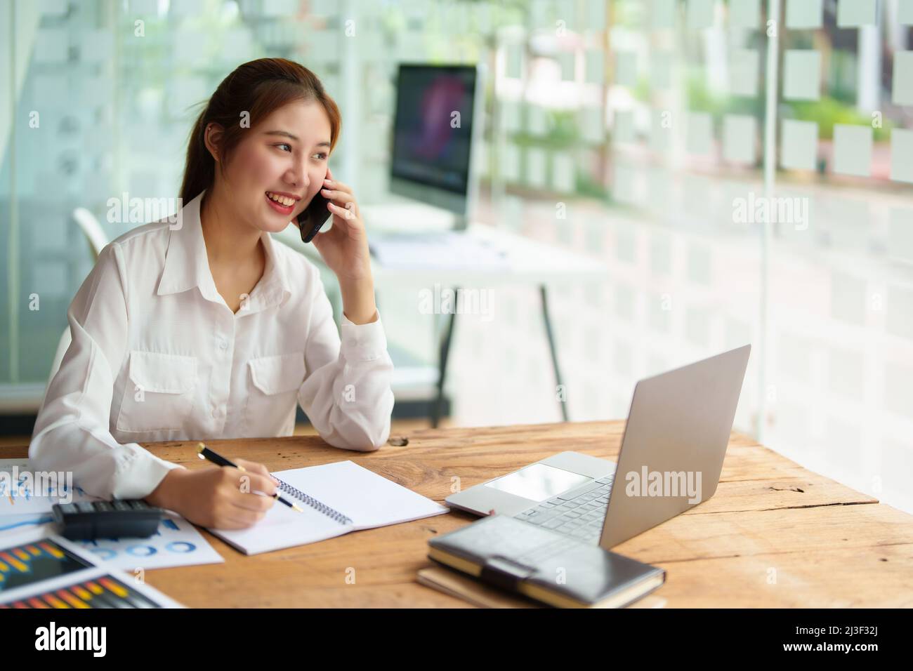 analisi dei dati, pianificazione, marketing, contabilità, audit, donna di affari asiatica che tiene il telefono intelligente di vendita di pianificazione foglio di dati statistici e. Foto Stock