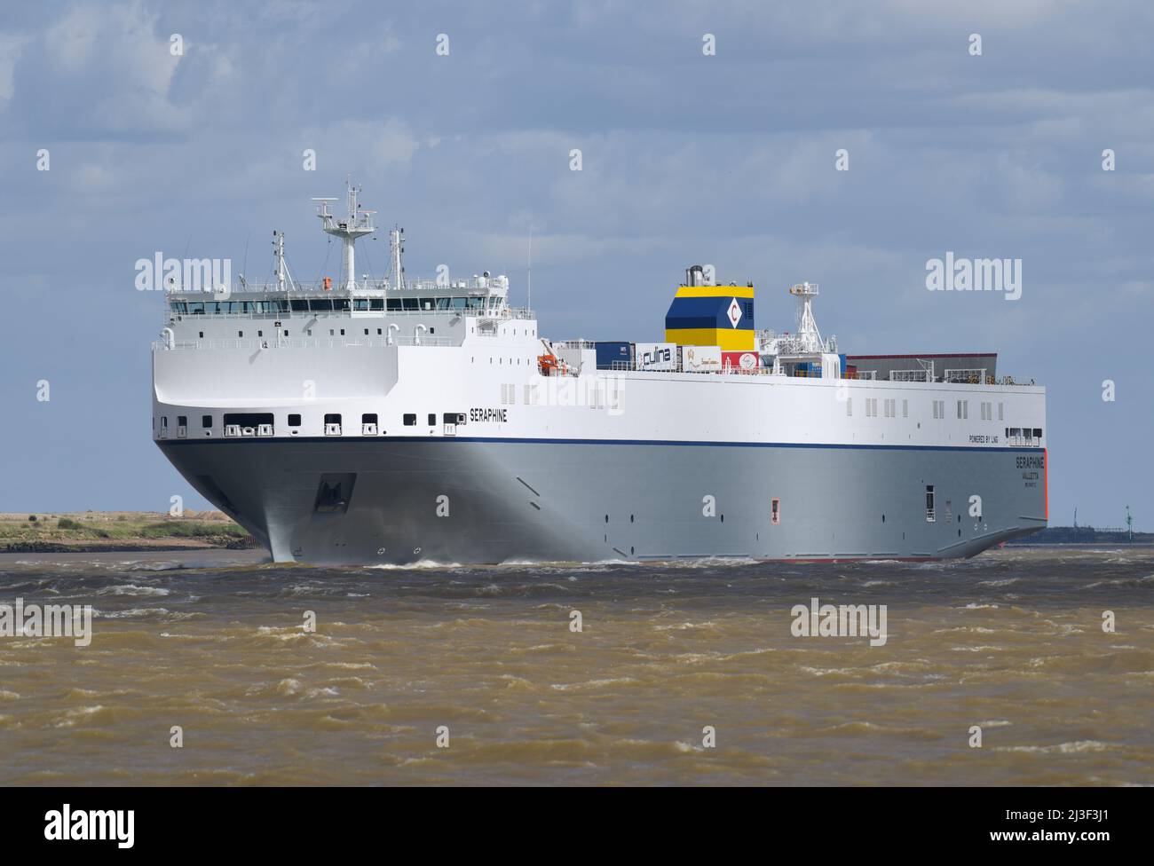 L'immagine mostra Seraphine, un traghetto Ro-Ro ibrido LNG nel febbraio 2022 sul Tamigi questo pomeriggio. Cobelfret gli operatori della nave, sono sulla strada per un Foto Stock