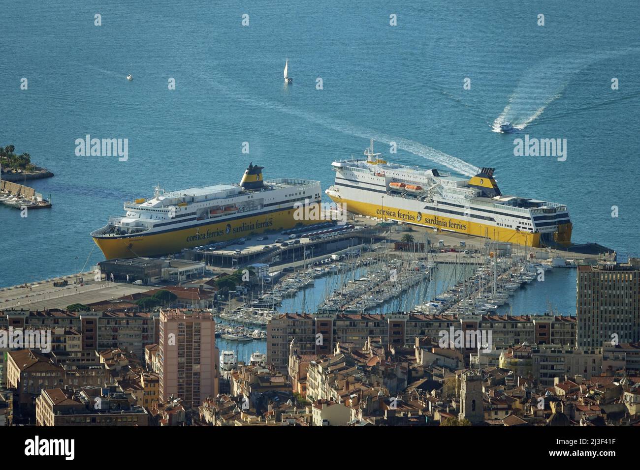 Panoramica del terminal dei traghetti di Tolone da mont Faron Foto Stock