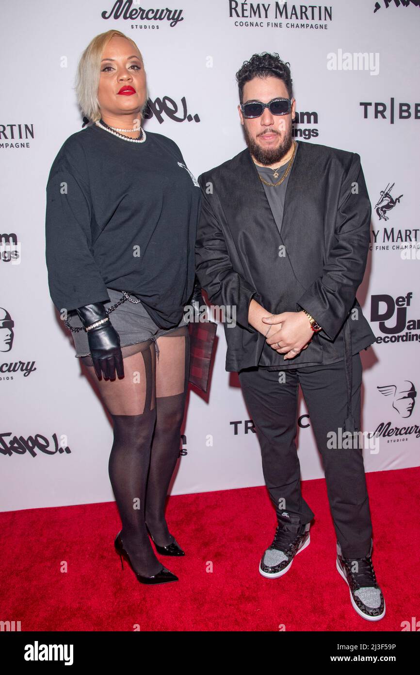 New York, Stati Uniti. 07th Apr 2022. Bronx Queen e Bronx Native partecipano alla prima mondiale di 'Mixtape' al United Palace Theatre di New York City. Credit: SOPA Images Limited/Alamy Live News Foto Stock