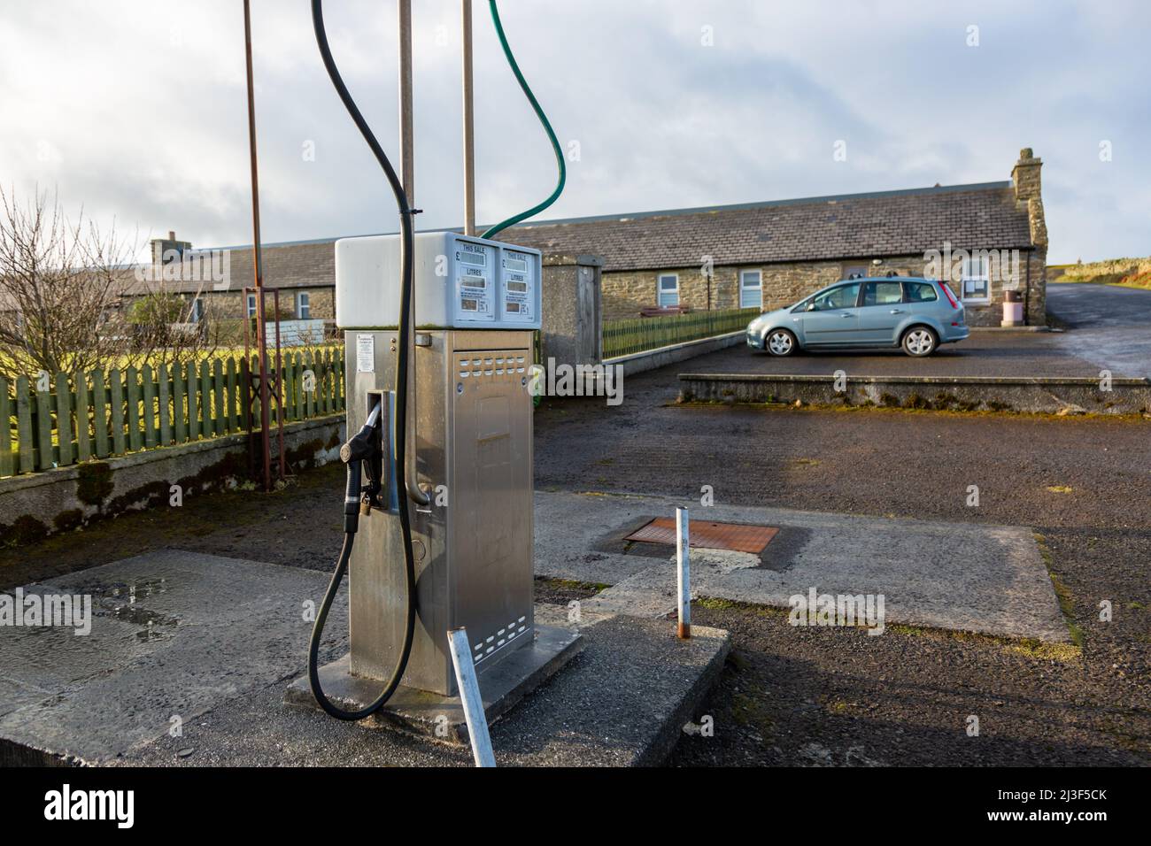 Pompa benzina singola su un'isola remota, Papa Westray, Isole Orkney, Regno Unito Foto Stock