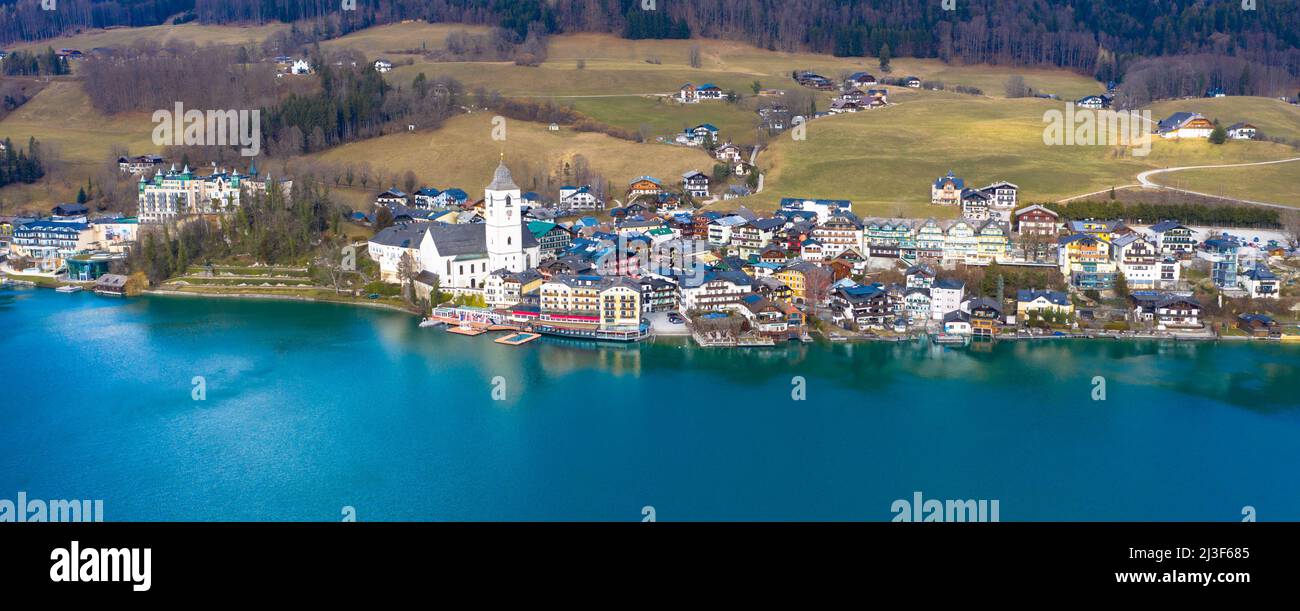 Splendida vista aerea del famoso villaggio di Sankt Wolfgang nel Salzkammergut. Montagne alpine, chiesa e Wolfgangsee. Austria superiore, Salisburgo Foto Stock