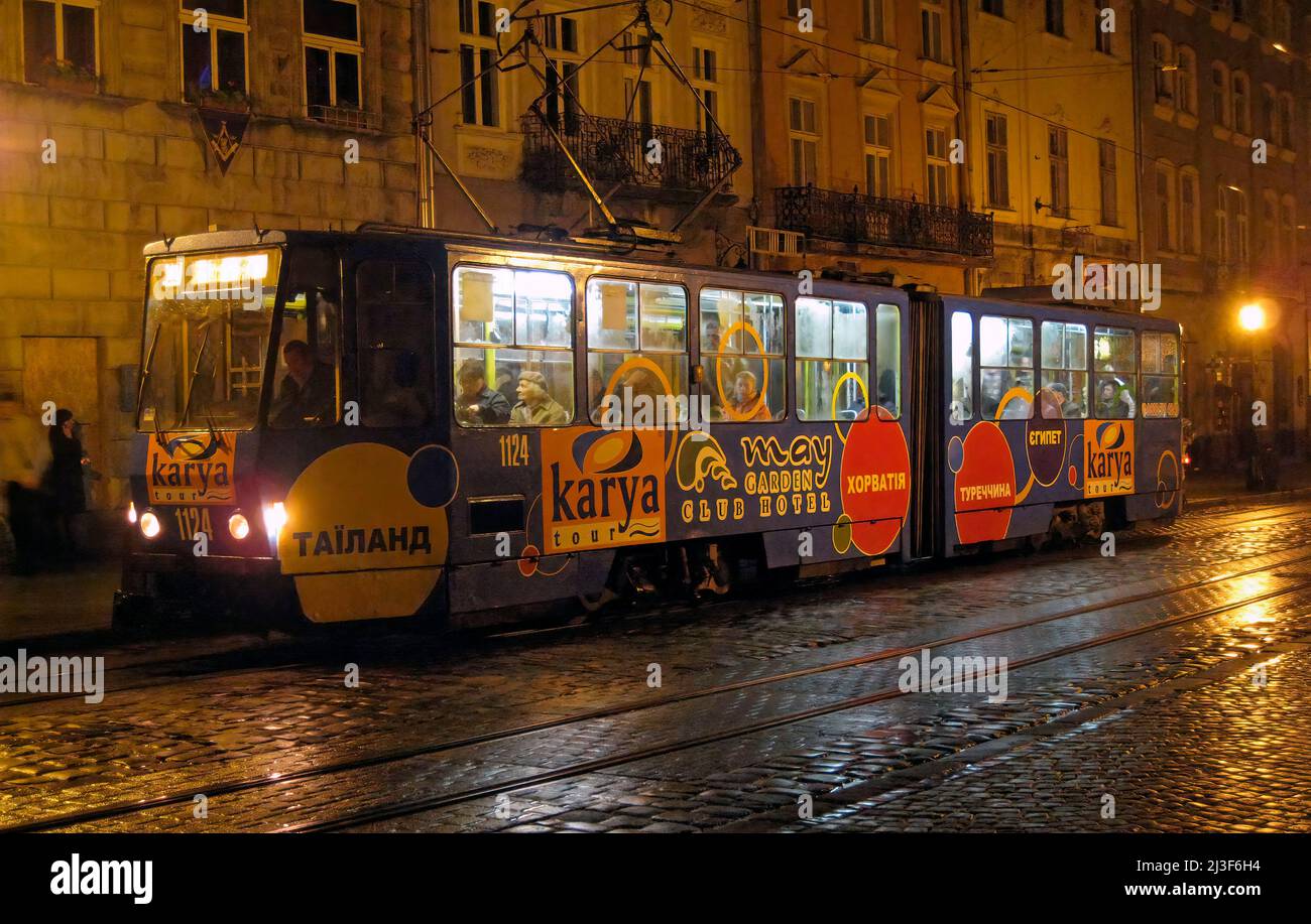 Servizio tram notturno sotto la pioggia, Piazza Rynok, centro città, Lviv, Ucraina Foto Stock