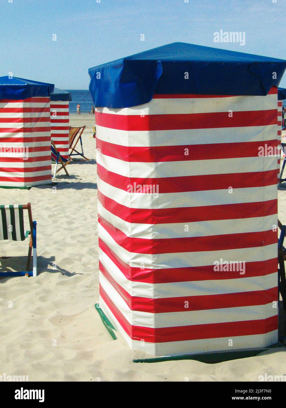 Cabine a strisce rosse e blu sulla spiaggia dell'isola del mare del Nord Borkum Foto Stock