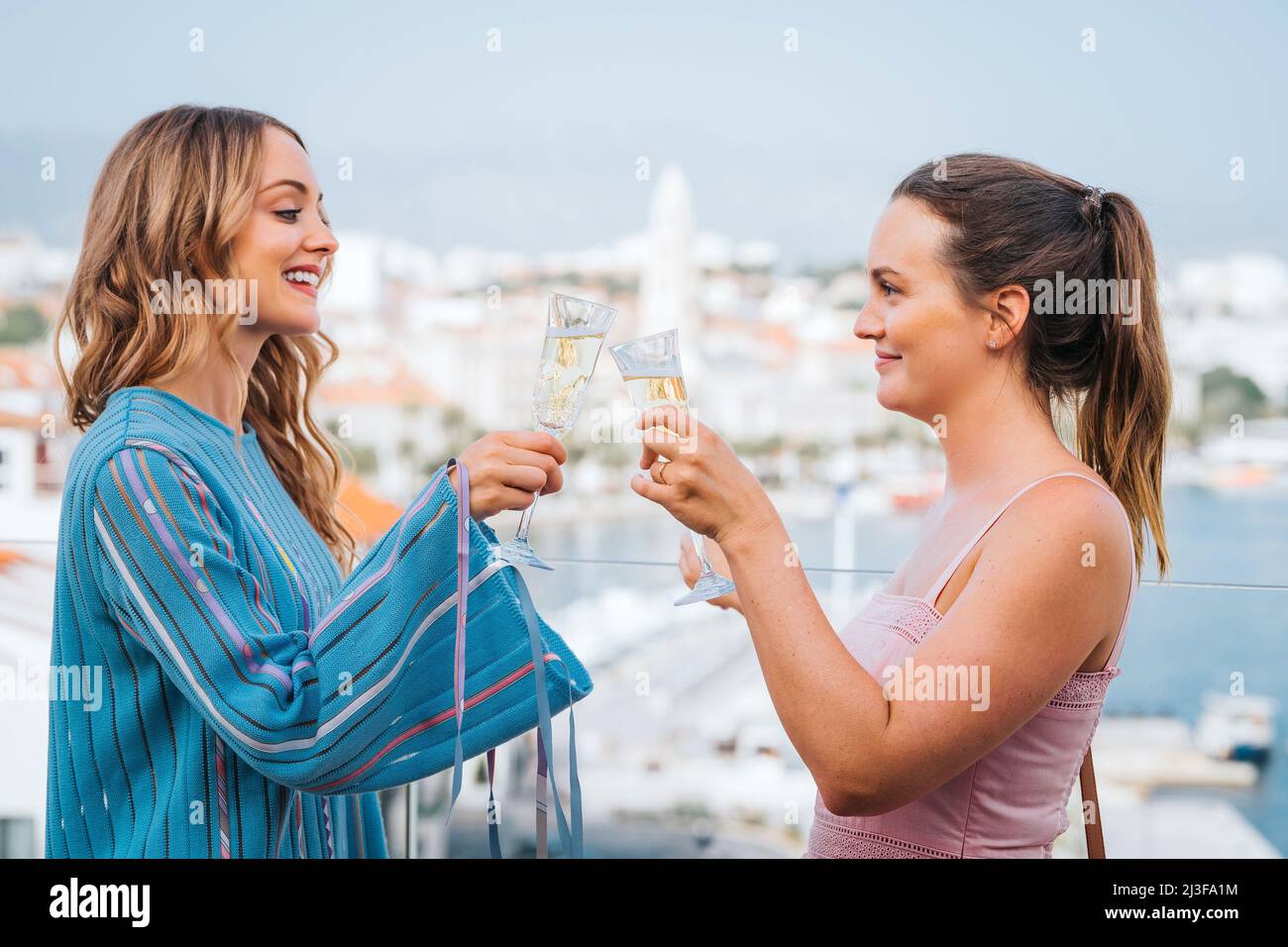 LEIGHTON MEESTER e CHRISTINA WOLFE NEL FINE SETTIMANA DI DISTANZA (2022), diretto da KIM FARRANT. Credit: Netflix / Pakt Media / Album Foto Stock