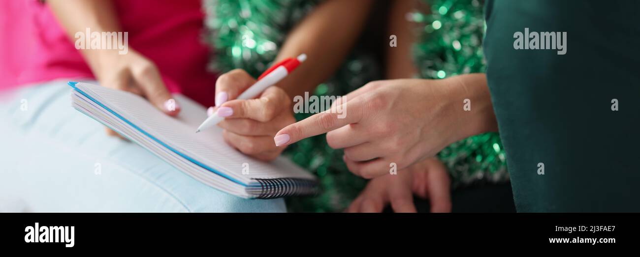 Donna che indossa arredamento verde festivo Foto Stock