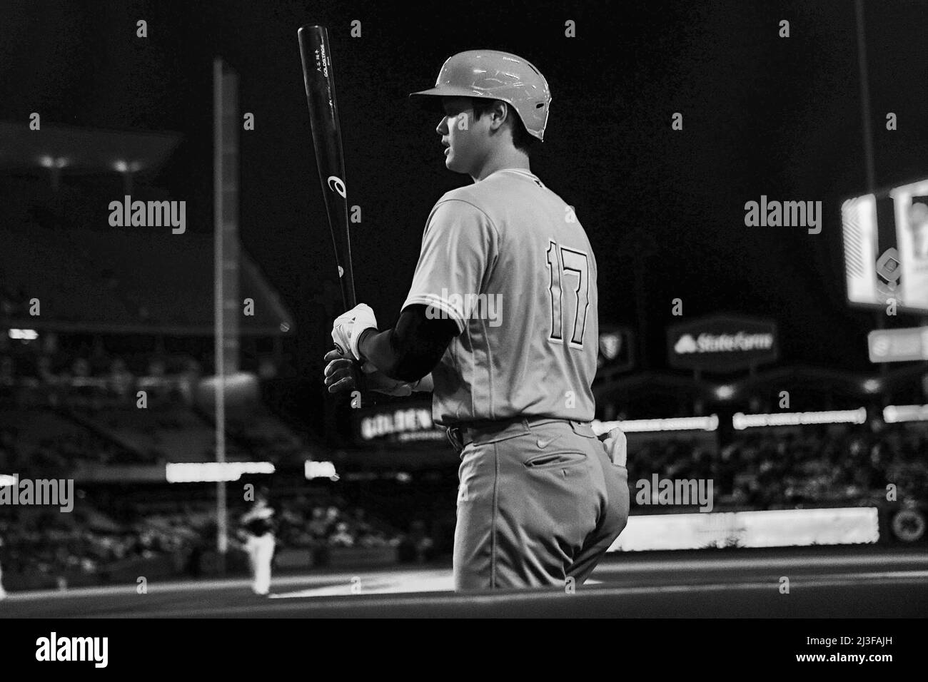 Los Angeles Angels Shohei Ohtani (17) tiene una mazza mentre si prepara a salire sul ponte durante una partita di baseball primaverile della MLB contro i Los Angeles Dodgers, martedì 4 aprile 2022, a Los Angeles. I Dodgers sconfissero gli Angels per 5-0. (Kevin Terrell/immagine dello sport) Foto Stock Los Angeles Angels Shohei Ohtani (17) tiene una mazza mentre si prepara a salire sul ponte durante una partita di baseball primaverile della MLB contro i Los Angeles Dodgers, martedì 4 aprile 2022, a Los Angeles. I Dodgers sconfissero gli Angels per 5-0. (Kevin Terrell/immagine dello sport) Foto Stock