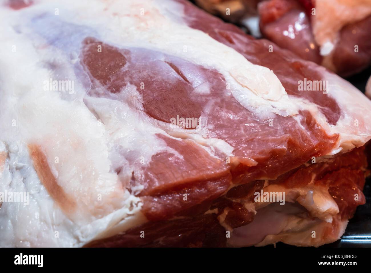 Carne fresca e cruda. Intero pezzo di bistecche in fila pronto per cucinare. Centro di messa a fuoco selettiva Foto Stock