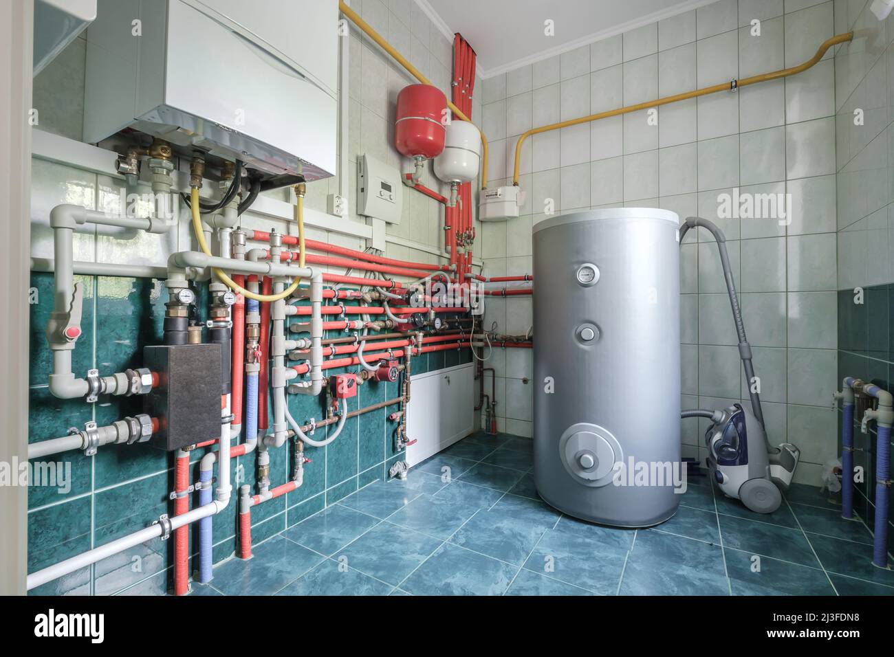 impianto di riscaldamento in locale caldaie, impianto di alimentazione gas  e acqua di casa, misurazione della pressione e controllo della temperatura  con sensori per caldaia a gas con Foto stock - Alamy