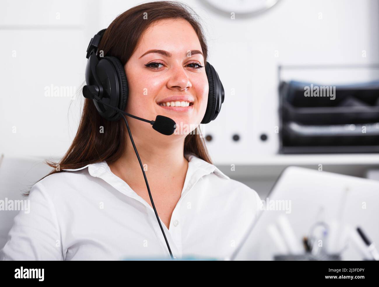 Donna che lavora al call center Foto Stock