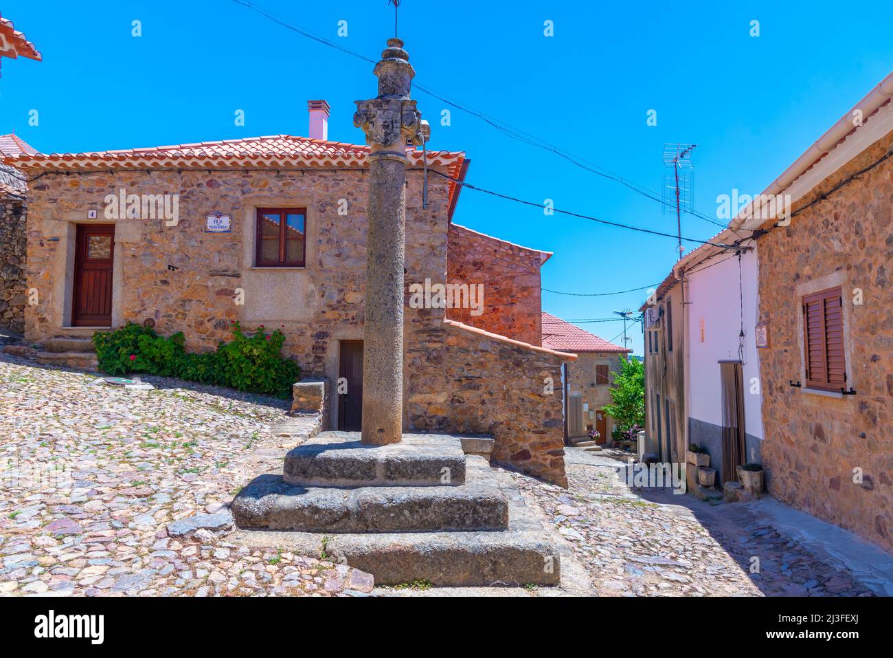 Strada stretta nel centro storico di Penha Garcia, Portogallo. Foto Stock