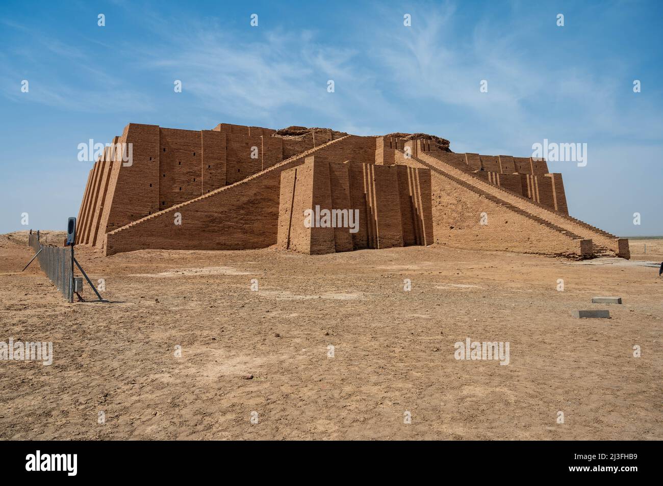 Ziggurat di Ur è uno ziggurat Neo-Sumeriano sul sito dell'antica città di Ur vicino a Nasiriyah, nell'attuale provincia di Dhi Qar, in Iraq. La struttura w Foto Stock