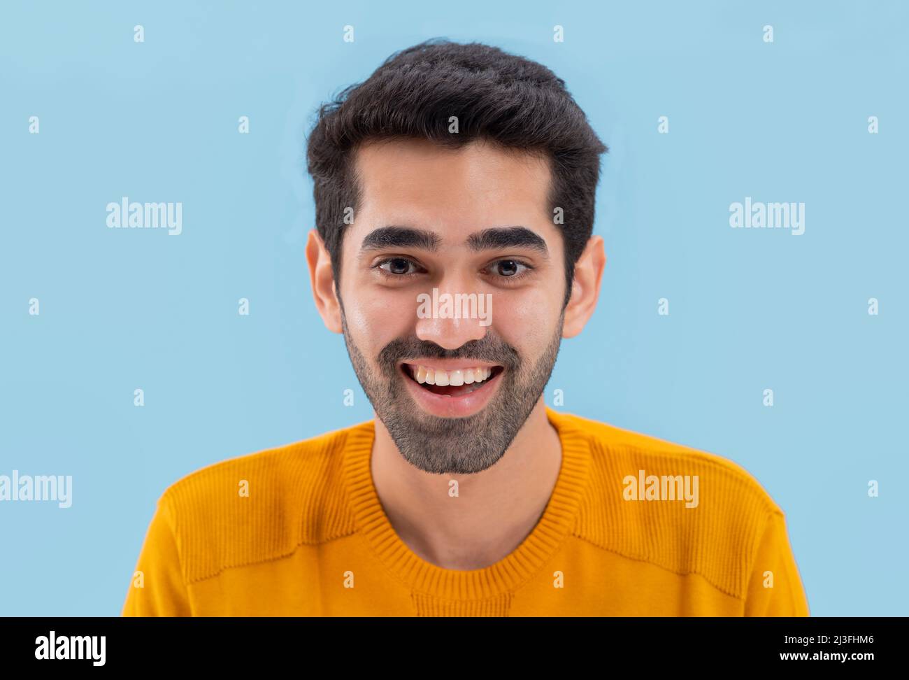 Ritratto di un giovane sorridente in abito giallo Foto Stock