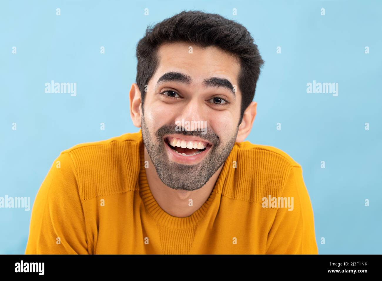 Ritratto di un giovane felice che guarda la fotocamera con un sorriso Foto Stock