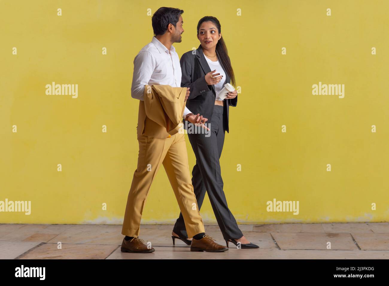 Ritratto di colleghi di ufficio che parlano tra loro Foto Stock